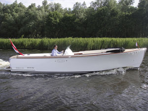 center console monohull boat / classic