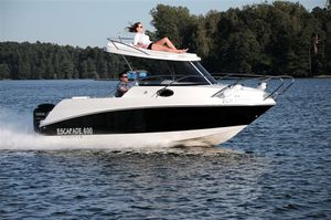outboard day cruiser / with enclosed cockpit / 6-person max.