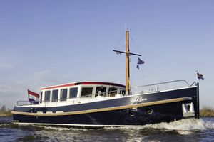 cruising motor yacht / hard-top / displacement hull / 2-cabin