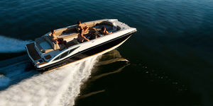 inboard deck boat / 12-person max.