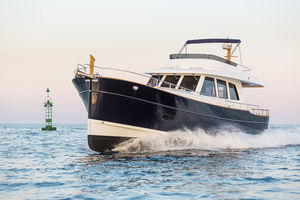 classic motor yacht / downeast / flybridge / displacement