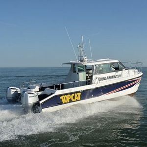 catamaran cabin cruiser / twin-engine / outboard / hard-top