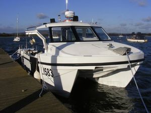 catamaran cruising fishing boat / twin-engine / outboard