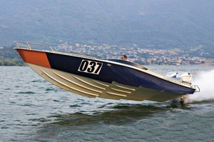 outboard runabout / twin-engine / sport