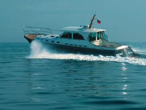 inboard express cruiser / hard-top / classic / with cabin