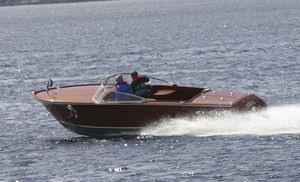 classic runabout / inboard / twin-engine / wooden