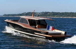 inboard express cruiser / sport / classic / 16-person max.