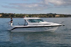 inboard cabin cruiser / hard-top / with enclosed cockpit / sport-fishing