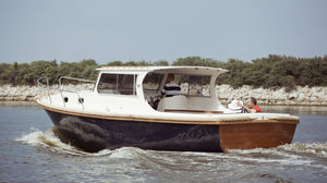 inboard cabin cruiser / hard-top / classic / 10-person max.