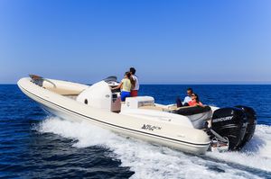 outboard inflatable boat / twin-engine / rigid / center console