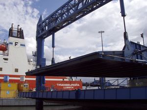 Ro-Ro ship platform / lifting