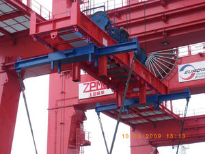 container spreader / semi-automatic