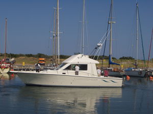 inboard express cruiser / twin-engine / with enclosed cockpit / flybridge