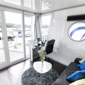 catamaran houseboat / outboard / double terrace deck / 4-person max.