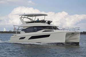 catamaran express cruiser / inboard / flybridge / 3-cabin