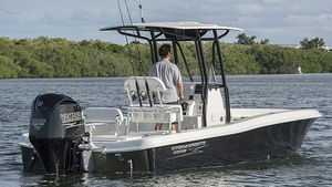 outboard bay boat / center console / sport-fishing / with T-top