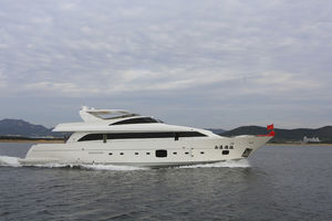 cruising luxury super-yacht / flybridge / displacement hull