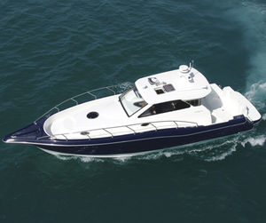 inboard express cruiser / with enclosed cockpit