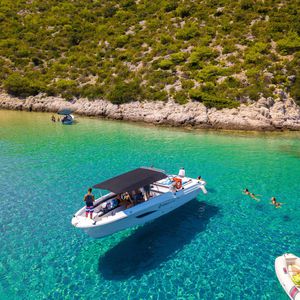 excursion boat / inboard