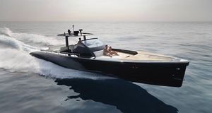 In-board center console boat / motor-boats yacht tenders / with sundeck / with T-top