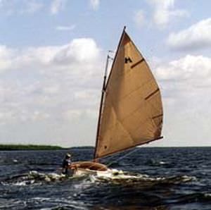 sailboat : classic day-sailer (cat boat) THOM CAT 15 Thompson Boatworks