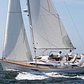 cruising sailboat / center cockpit / teak deck - 410