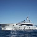 vertical bow luxury yacht - Como