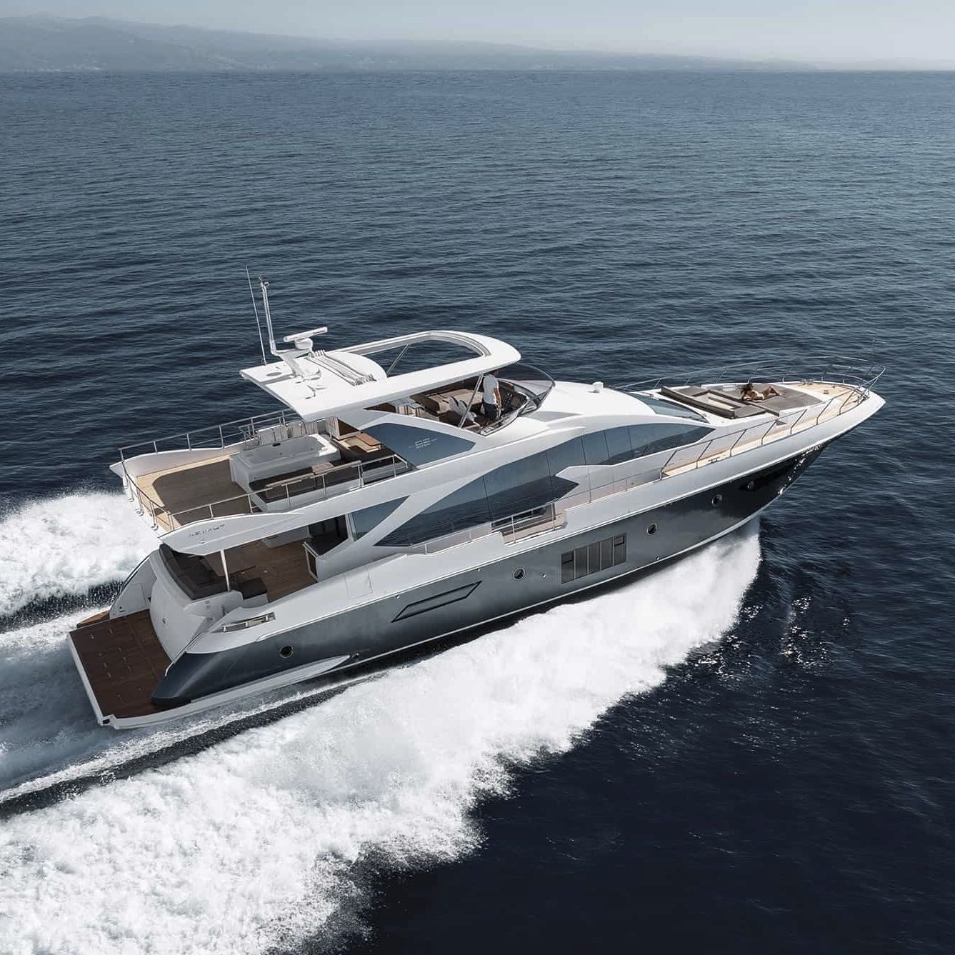 Iate A Motor De Cruzeiro Azimut Flybridge Cabines