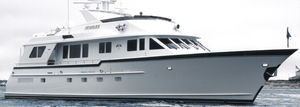 iate a motor de cruzeiro / com flybridge / com casco de deslocamento