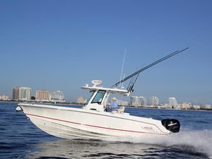 lancha de console central com motor de popa / bimotor / com console central / de pesca esportiva