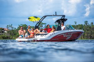 lancha de proa aberta com motor de centro / com console dupla / bowrider / para esqui aquático