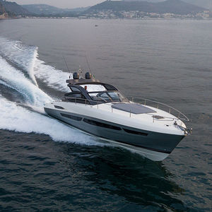 lancha Express Cruiser com motor de centro / bimotor / open / soft-top