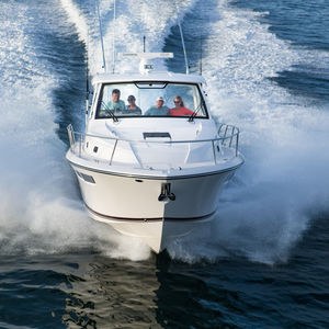 lancha Express Cruiser com motor de popa / bimotor / com hard-top / offshore