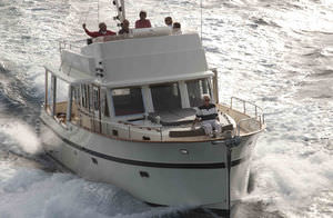 trawler com motor de centro / com casa do leme / com flybridge