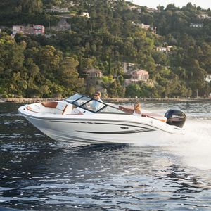 lancha de proa aberta com motor de popa / bowrider / de pesca esportiva / máx. 11 pessoas