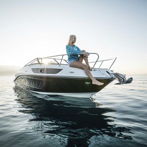 lancha de proa aberta com motor de centro / com console dupla / bowrider / esportiva