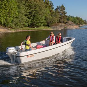 bote com motor de popa / open / de pesca esportiva / máx. 5 pessoas