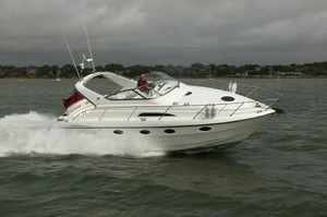 lancha Express Cruiser com motor de centro / open / 1 ou 2 cabines