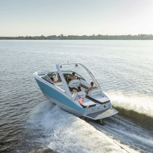 lancha de proa aberta com motor de centro / bowrider / com console dupla / máx. 13 pessoas