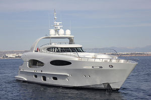 super-iate de cruzeiro / com flybridge / com casa de leme elevada / com casco planante