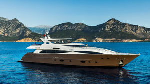 super-iate de cruzeiro / com flybridge / com casco de deslocamento
