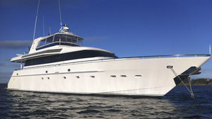 iate a motor de cruzeiro / com casa do leme / com flybridge / em alumínio
