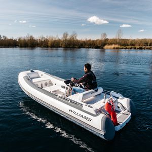 barco inflável com motor de centro / com console lateral / esportivo / hidrojato