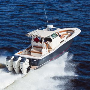 lancha de console central com motor de popa / trimotor / com casco escalonado / de pesca esportiva