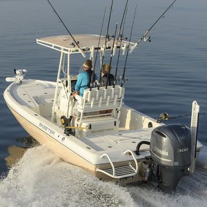 bay boat com motor de popa / com console central / de pesca esportiva / máx. 8 pessoas