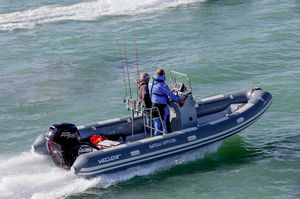 barco inflável com motor de popa / semirrígido / com console central / de pesca esportiva