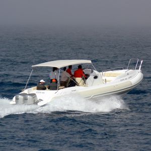 barco inflável com motor de popa / bimotor / semirrígido / com console central