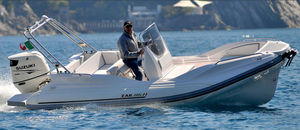 barco inflável com motor de popa / semirrígido / com console lateral / esportivo