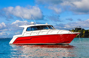 lancha Express Cruiser com motor de centro / com hard-top / com cockpit fechado / de cruzeiro