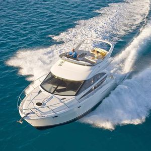 lancha Express Cruiser com motor de centro / com flybridge / 6 camas